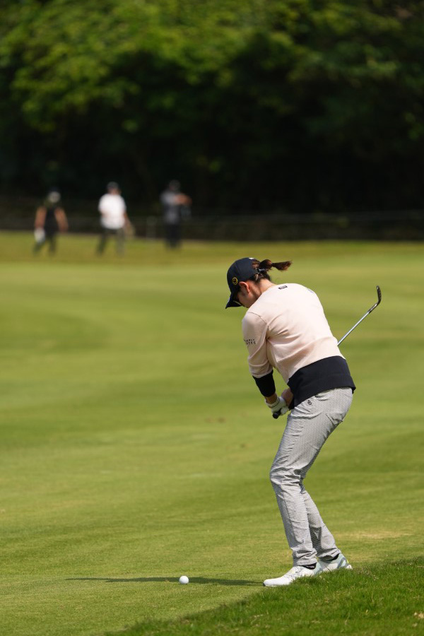 原英莉花のウェッジスイング（斜め前方）連続写真【2022年ダイキンオーキッドレディスゴルフトーナメント】