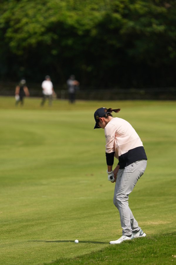 原英莉花のウェッジスイング（斜め前方）連続写真【2022年ダイキンオーキッドレディスゴルフトーナメント】