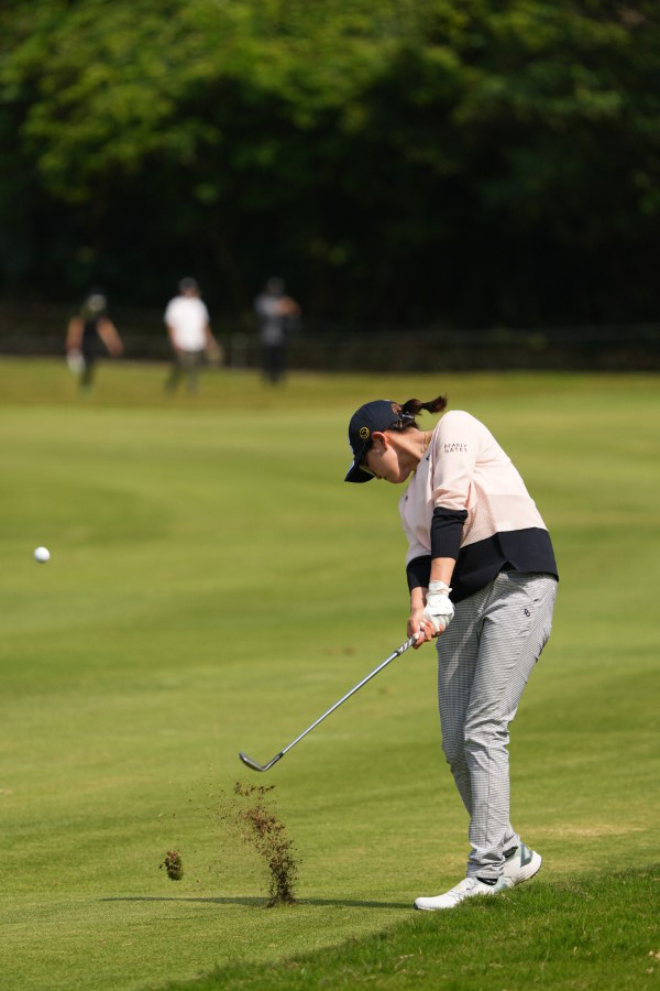 原英莉花のウェッジスイング（斜め前方）連続写真【2022年ダイキンオーキッドレディスゴルフトーナメント】