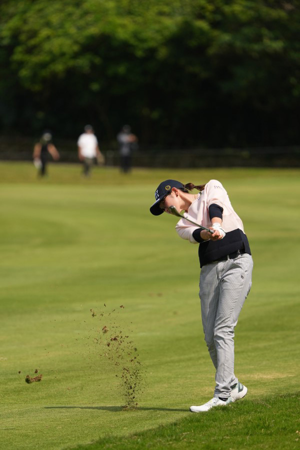 原英莉花のウェッジスイング（斜め前方）連続写真【2022年ダイキンオーキッドレディスゴルフトーナメント】