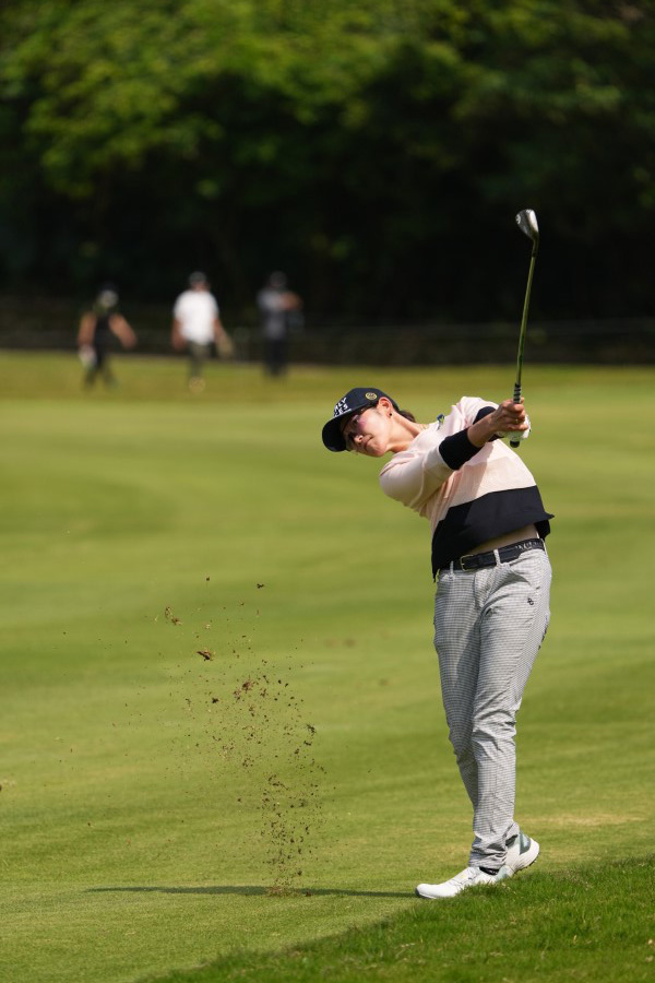 原英莉花のウェッジスイング（斜め前方）連続写真【2022年ダイキンオーキッドレディスゴルフトーナメント】