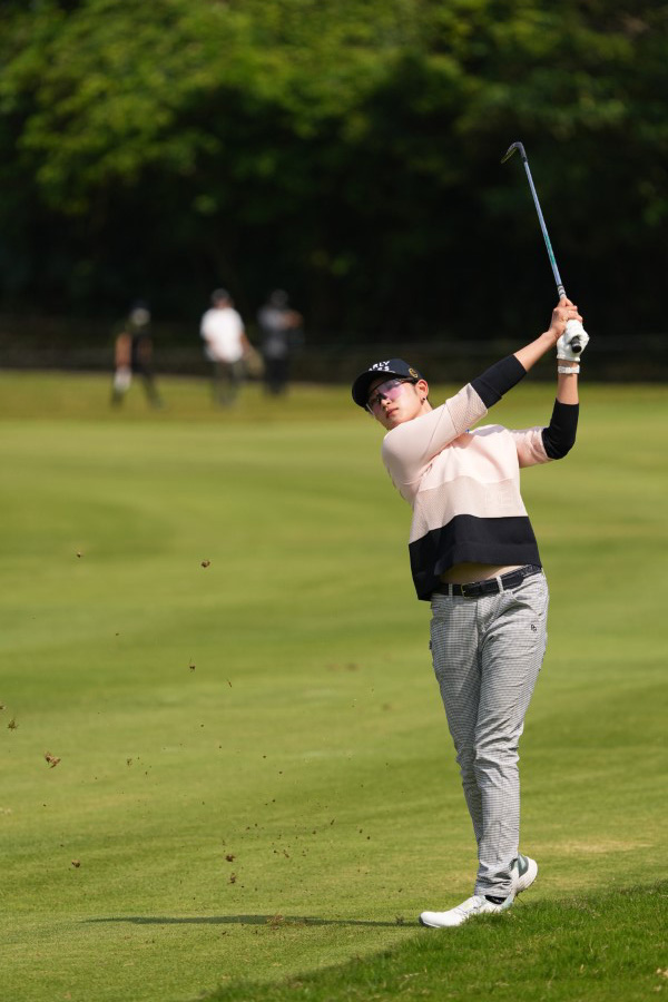 原英莉花のウェッジスイング（斜め前方）連続写真【2022年ダイキンオーキッドレディスゴルフトーナメント】