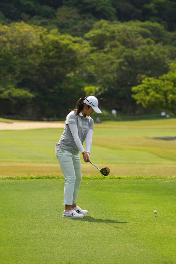 稲見萌寧のドライバースイング（後方）連続写真【2022年ダイキンオーキッドレディスゴルフトーナメント】