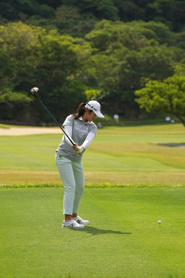 稲見萌寧のドライバースイング（後方）連続写真【2022年ダイキンオーキッドレディスゴルフトーナメント】