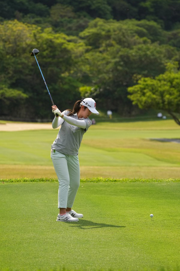 稲見萌寧のドライバースイング（後方）連続写真【2022年ダイキンオーキッドレディスゴルフトーナメント】