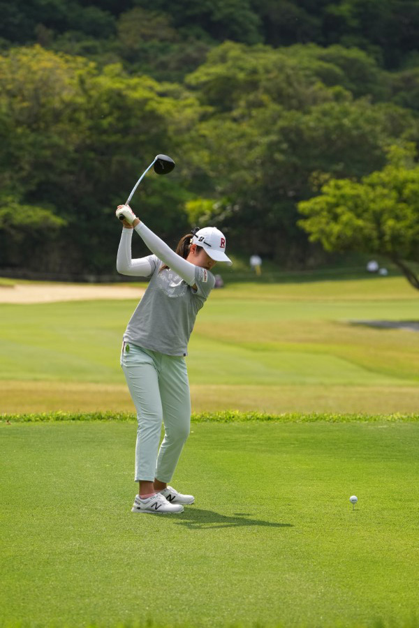 稲見萌寧のドライバースイング（後方）連続写真【2022年ダイキンオーキッドレディスゴルフトーナメント】