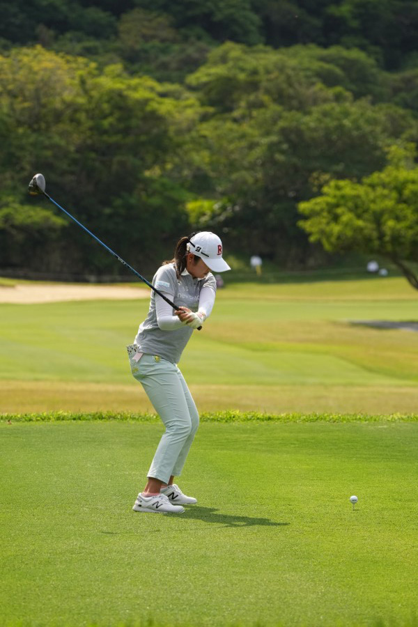 稲見萌寧のドライバースイング（後方）連続写真【2022年ダイキンオーキッドレディスゴルフトーナメント】