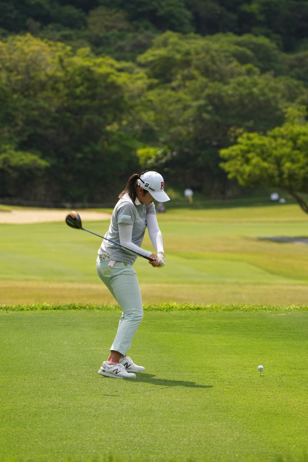 稲見萌寧のドライバースイング（後方）連続写真【2022年ダイキンオーキッドレディスゴルフトーナメント】