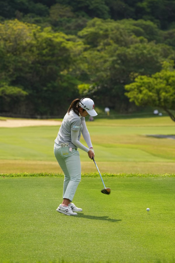稲見萌寧のドライバースイング（後方）連続写真【2022年ダイキンオーキッドレディスゴルフトーナメント】