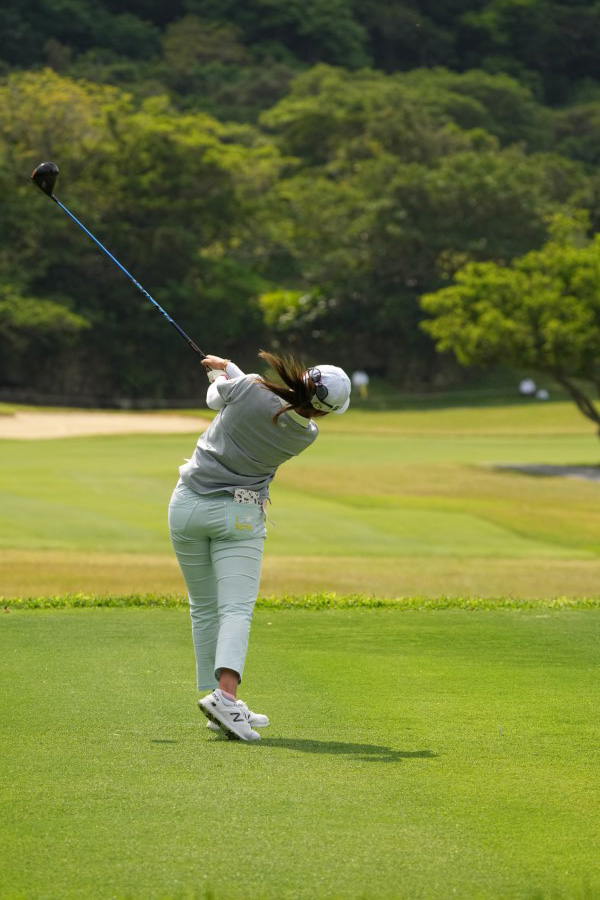 稲見萌寧のドライバースイング（後方）連続写真【2022年ダイキンオーキッドレディスゴルフトーナメント】