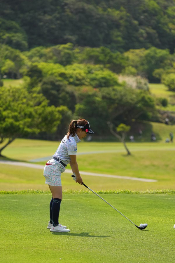 木村彩子のドライバースイング（後方）連続写真【2022年ダイキンオーキッドレディスゴルフトーナメント】