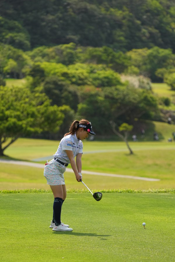 木村彩子のドライバースイング（後方）連続写真【2022年ダイキンオーキッドレディスゴルフトーナメント】