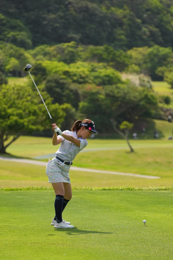 木村彩子のドライバースイング（後方）連続写真【2022年ダイキンオーキッドレディスゴルフトーナメント】