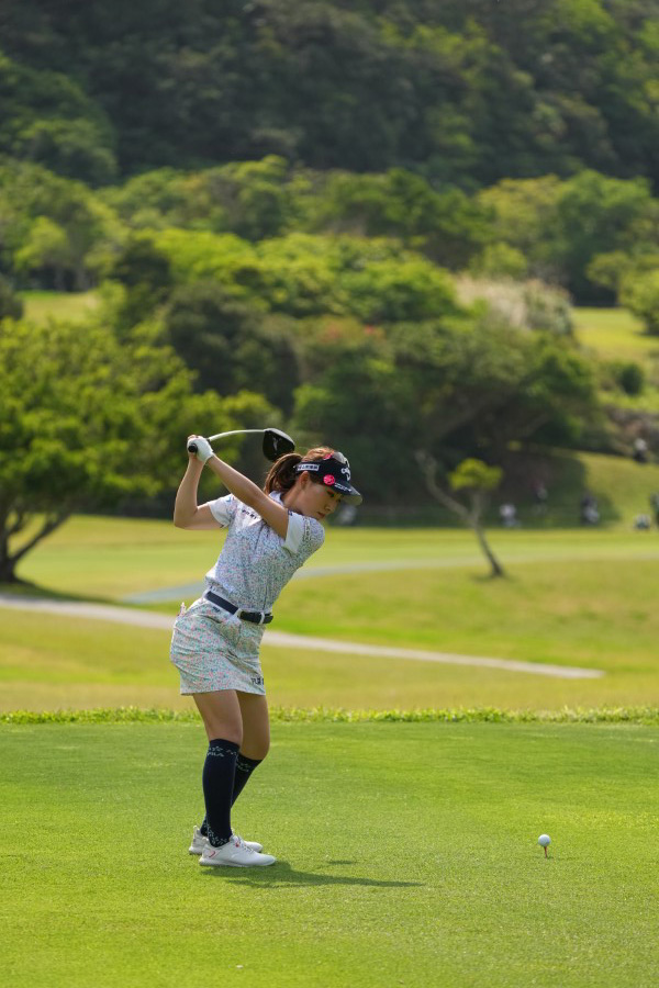 木村彩子のドライバースイング（後方）連続写真【2022年ダイキンオーキッドレディスゴルフトーナメント】
