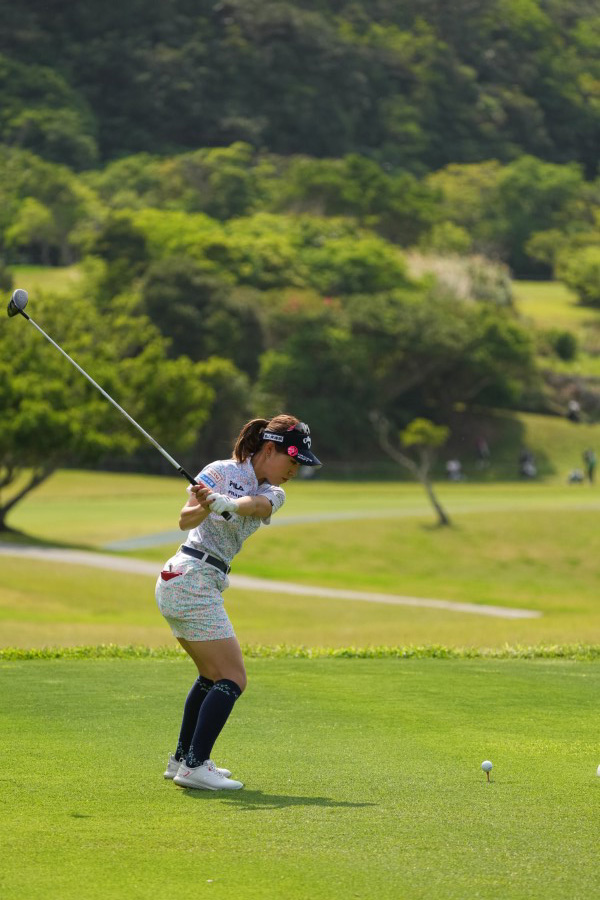 木村彩子のドライバースイング（後方）連続写真【2022年ダイキンオーキッドレディスゴルフトーナメント】