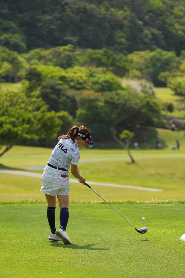 木村彩子のドライバースイング（後方）連続写真【2022年ダイキンオーキッドレディスゴルフトーナメント】