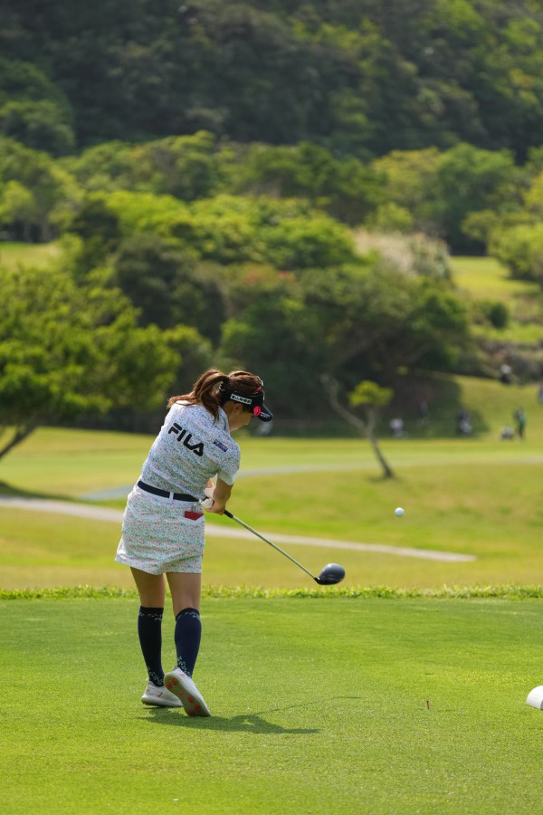 木村彩子のドライバースイング（後方）連続写真【2022年ダイキンオーキッドレディスゴルフトーナメント】