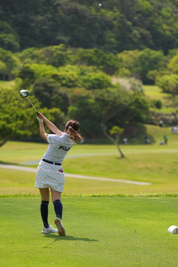 木村彩子のドライバースイング（後方）連続写真【2022年ダイキンオーキッドレディスゴルフトーナメント】