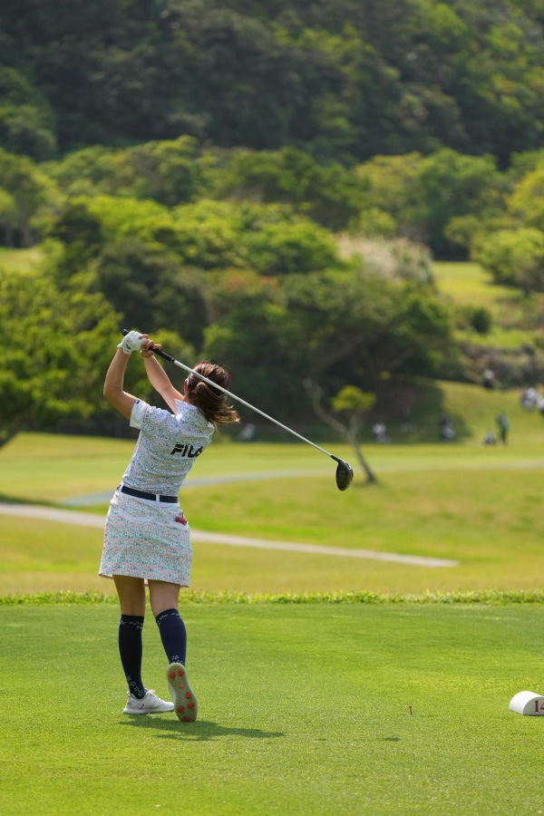 木村彩子のドライバースイング（後方）連続写真【2022年ダイキンオーキッドレディスゴルフトーナメント】