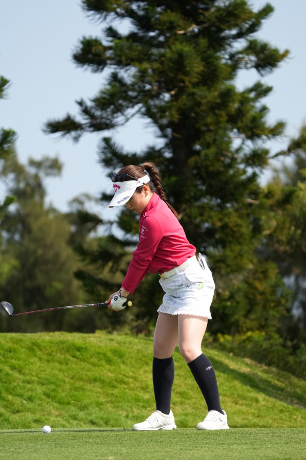 西村優菜のフェアウェイウッドスイング（斜め前方）連続写真【2022年ダイキンオーキッドレディスゴルフトーナメント】