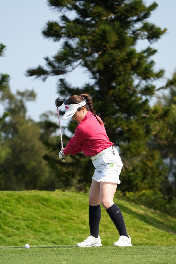 西村優菜のフェアウェイウッドスイング（斜め前方）連続写真【2022年ダイキンオーキッドレディスゴルフトーナメント】