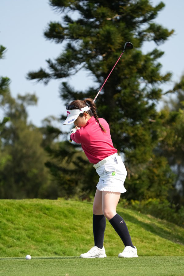 西村優菜のフェアウェイウッドスイング（斜め前方）連続写真【2022年ダイキンオーキッドレディスゴルフトーナメント】