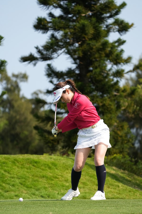 西村優菜のフェアウェイウッドスイング（斜め前方）連続写真【2022年ダイキンオーキッドレディスゴルフトーナメント】