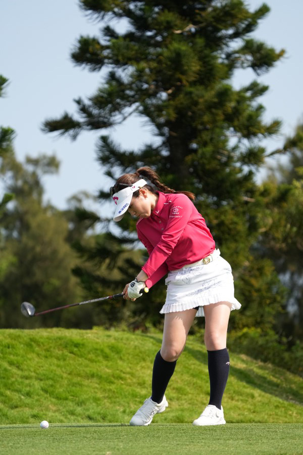 西村優菜のフェアウェイウッドスイング（斜め前方）連続写真【2022年ダイキンオーキッドレディスゴルフトーナメント】