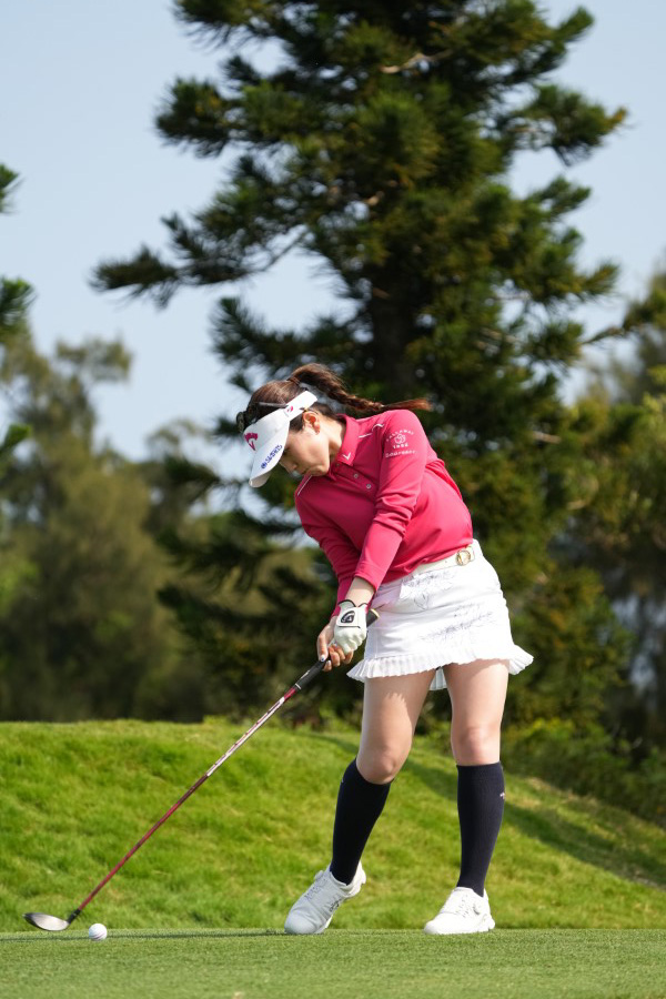 西村優菜のフェアウェイウッドスイング（斜め前方）連続写真【2022年ダイキンオーキッドレディスゴルフトーナメント】