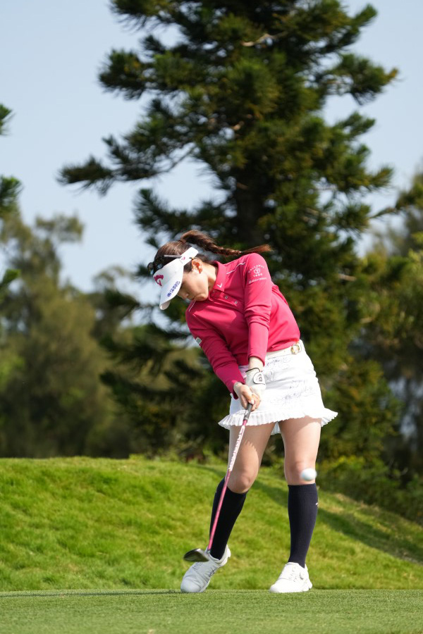 西村優菜のフェアウェイウッドスイング（斜め前方）連続写真【2022年ダイキンオーキッドレディスゴルフトーナメント】