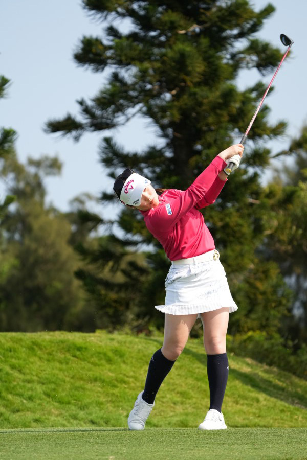 西村優菜のフェアウェイウッドスイング（斜め前方）連続写真【2022年ダイキンオーキッドレディスゴルフトーナメント】