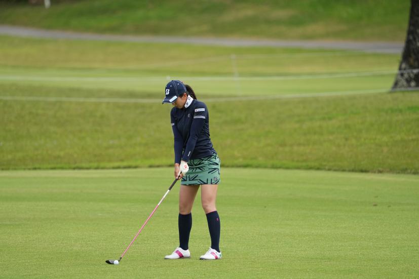 堀琴音のフェアウェイウッドスイング（斜め前方）連続写真【2022年ダイキンオーキッドレディスゴルフトーナメント】