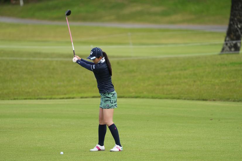 堀琴音のフェアウェイウッドスイング（斜め前方）連続写真【2022年ダイキンオーキッドレディスゴルフトーナメント】
