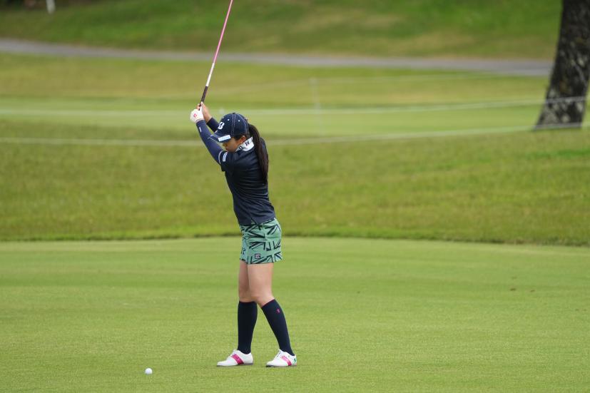 堀琴音のフェアウェイウッドスイング（斜め前方）連続写真【2022年ダイキンオーキッドレディスゴルフトーナメント】