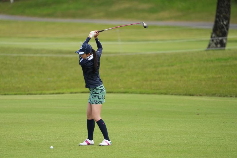 堀琴音のフェアウェイウッドスイング（斜め前方）連続写真【2022年ダイキンオーキッドレディスゴルフトーナメント】