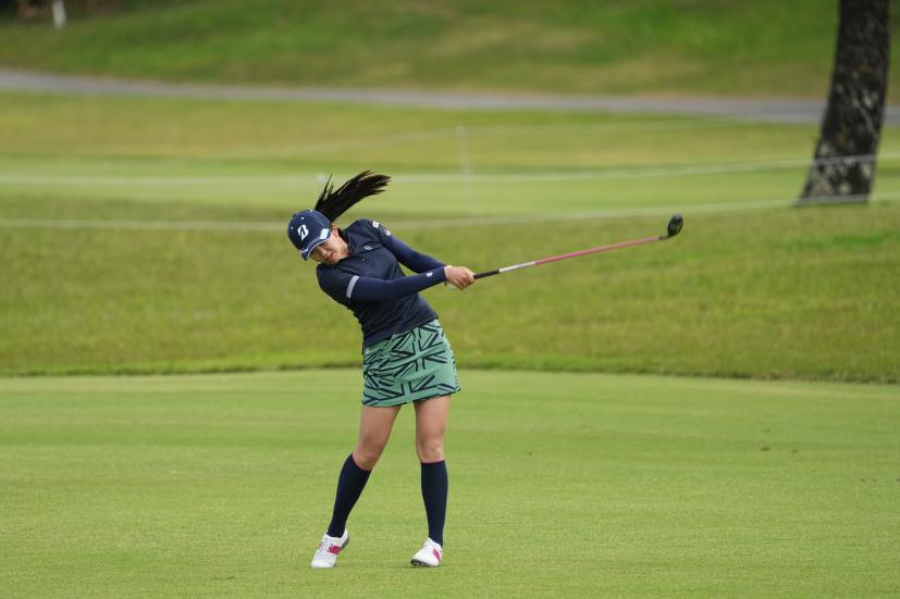 堀琴音のフェアウェイウッドスイング（斜め前方）連続写真【2022年ダイキンオーキッドレディスゴルフトーナメント】