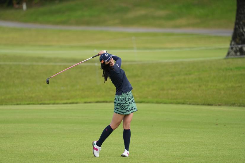 堀琴音のフェアウェイウッドスイング（斜め前方）連続写真【2022年ダイキンオーキッドレディスゴルフトーナメント】