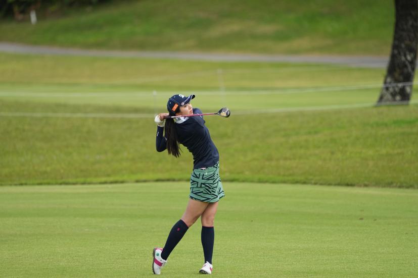 堀琴音のフェアウェイウッドスイング（斜め前方）連続写真【2022年ダイキンオーキッドレディスゴルフトーナメント】