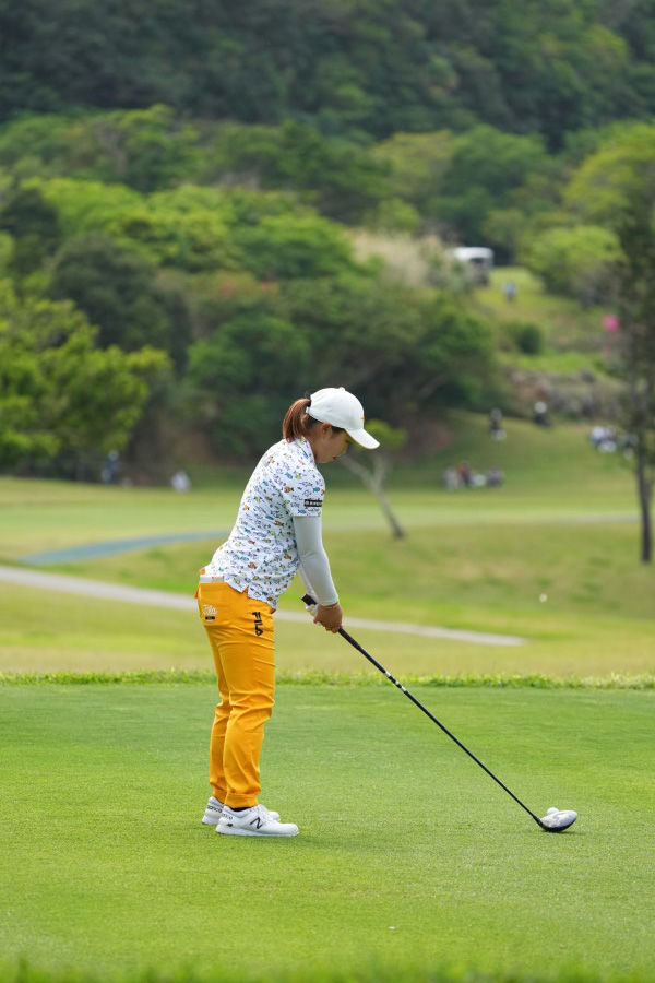 西郷真央のドライバースイング（後方）連続写真【2022年ダイキンオーキッドレディスゴルフトーナメント】