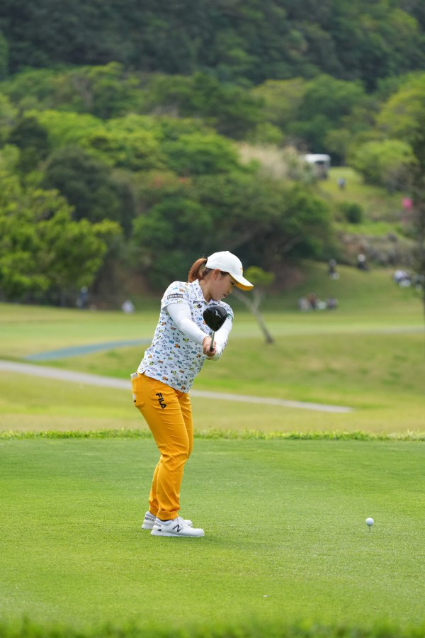西郷真央のドライバースイング（後方）連続写真【2022年ダイキンオーキッドレディスゴルフトーナメント】