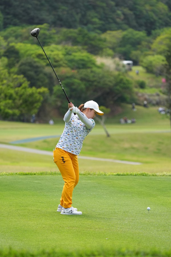 西郷真央のドライバースイング（後方）連続写真【2022年ダイキンオーキッドレディスゴルフトーナメント】