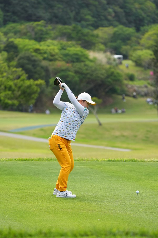 西郷真央のドライバースイング（後方）連続写真【2022年ダイキンオーキッドレディスゴルフトーナメント】