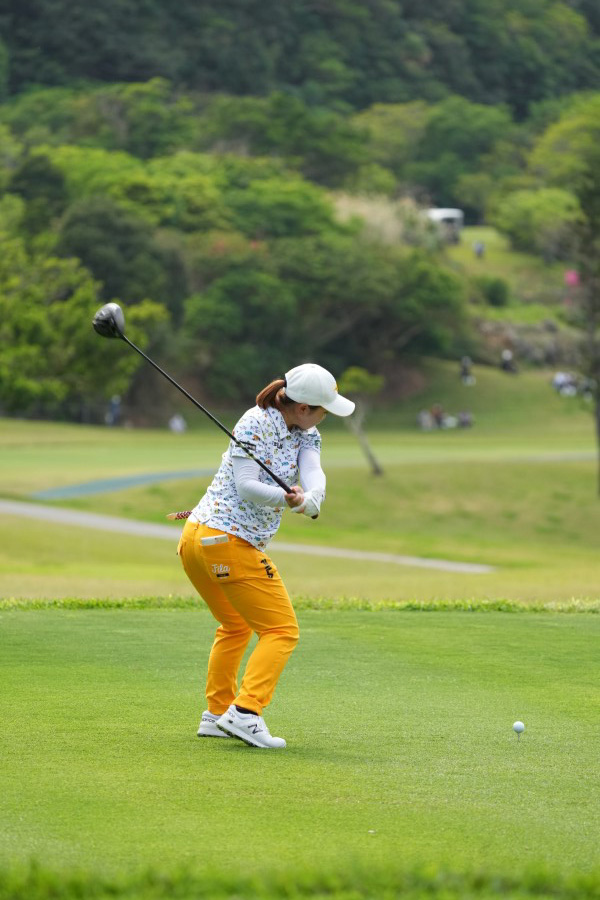 西郷真央のドライバースイング（後方）連続写真【2022年ダイキンオーキッドレディスゴルフトーナメント】