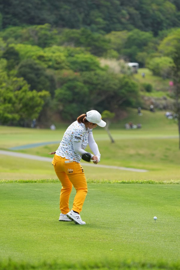 西郷真央のドライバースイング（後方）連続写真【2022年ダイキンオーキッドレディスゴルフトーナメント】