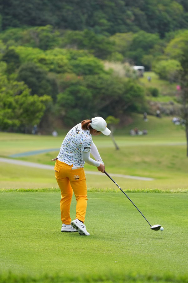 西郷真央のドライバースイング（後方）連続写真【2022年ダイキンオーキッドレディスゴルフトーナメント】