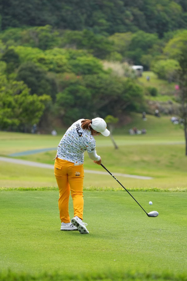 西郷真央のドライバースイング（後方）連続写真【2022年ダイキンオーキッドレディスゴルフトーナメント】
