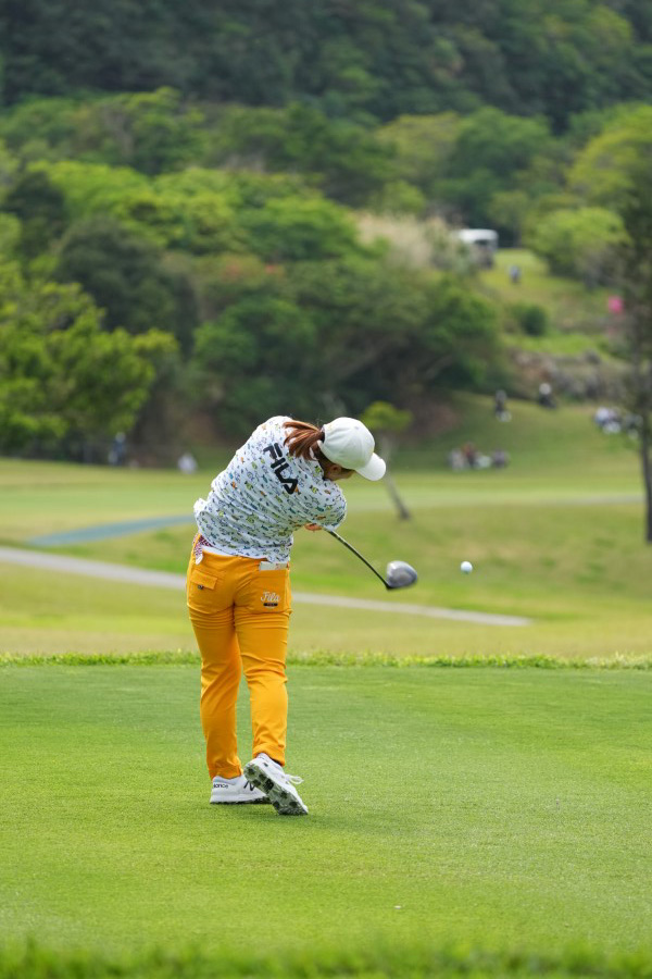 西郷真央のドライバースイング（後方）連続写真【2022年ダイキンオーキッドレディスゴルフトーナメント】