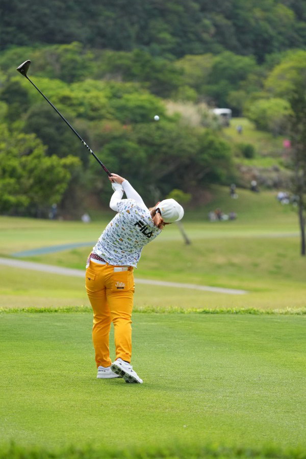 西郷真央のドライバースイング（後方）連続写真【2022年ダイキンオーキッドレディスゴルフトーナメント】