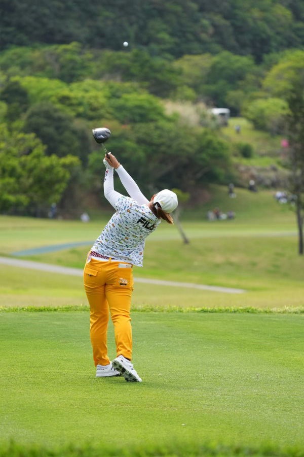 西郷真央のドライバースイング（後方）連続写真【2022年ダイキンオーキッドレディスゴルフトーナメント】