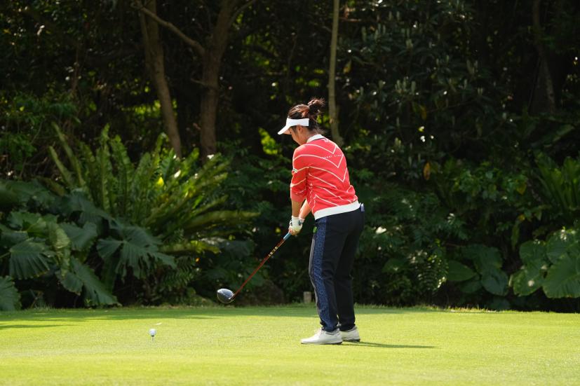 青木瀬令奈のドライバースイング（斜め前方）連続写真【2022年ダイキンオーキッドレディスゴルフトーナメント】